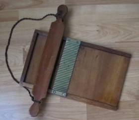 Tabla pildorera de farmacia. Años 50 En madera y bronce