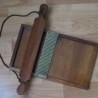 Tabla pildorera de farmacia. Años 50 En madera y bronce