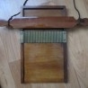 Tabla pildorera de farmacia. Años 50 En madera y bronce
