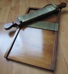 Tabla pildorera de farmacia. Años 50 En madera y bronce