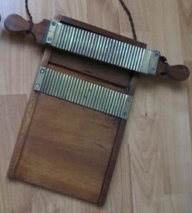 Tabla pildorera de farmacia. Años 50 En madera y bronce