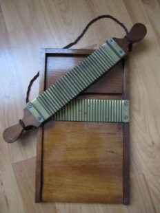 Tabla pildorera de farmacia. Años 50 En madera y bronce