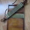 Tabla pildorera de farmacia. Años 50 En madera y bronce