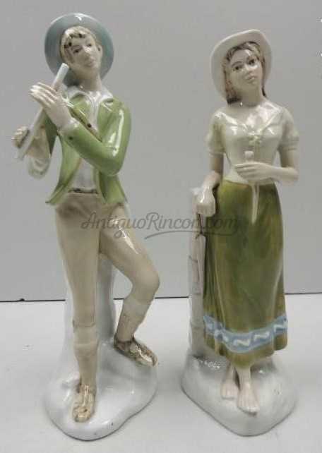 Pareja de figuras en porcelana de la firma TITO VALENCIA. Gran tamaño 39 cm de alto.