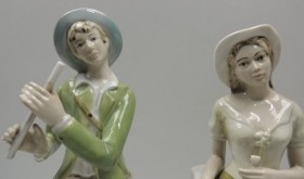 Pareja de figuras en porcelana de la firma TITO VALENCIA. Gran tamaño 39 cm de alto.