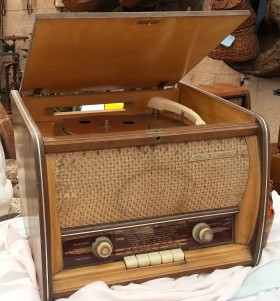 Radio de válvulas antigua. Marca INVICTA. Con tocadisco incorporado.
