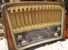 Radio de válvulas antigua. Precioso objeto años 60