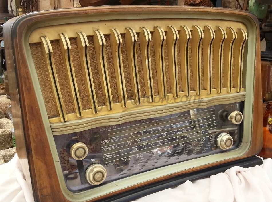 Radio de válvulas antigua. Precioso objeto años 60