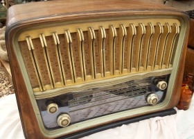 Radio de válvulas antigua. Precioso objeto años 60