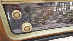 Radio de válvulas antigua. Precioso objeto años 60