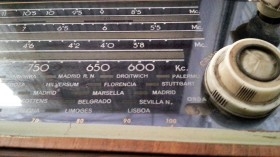 Radio de válvulas antigua. Precioso objeto años 60