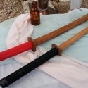 Espadas de madera maciza. Calidad. Para atrezzo o re-decoración.