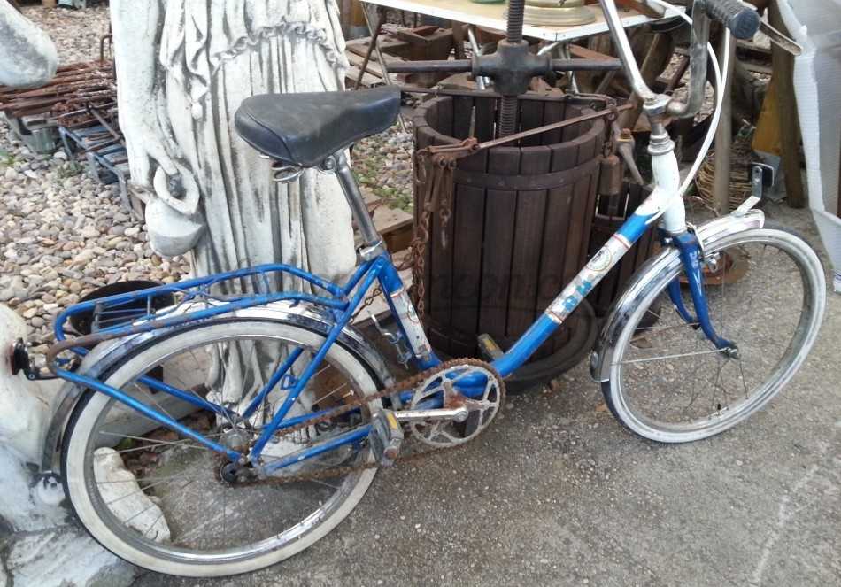 Bicicleta BH. Años 70. Origen español. Completa y funcionando. Mal estado general.