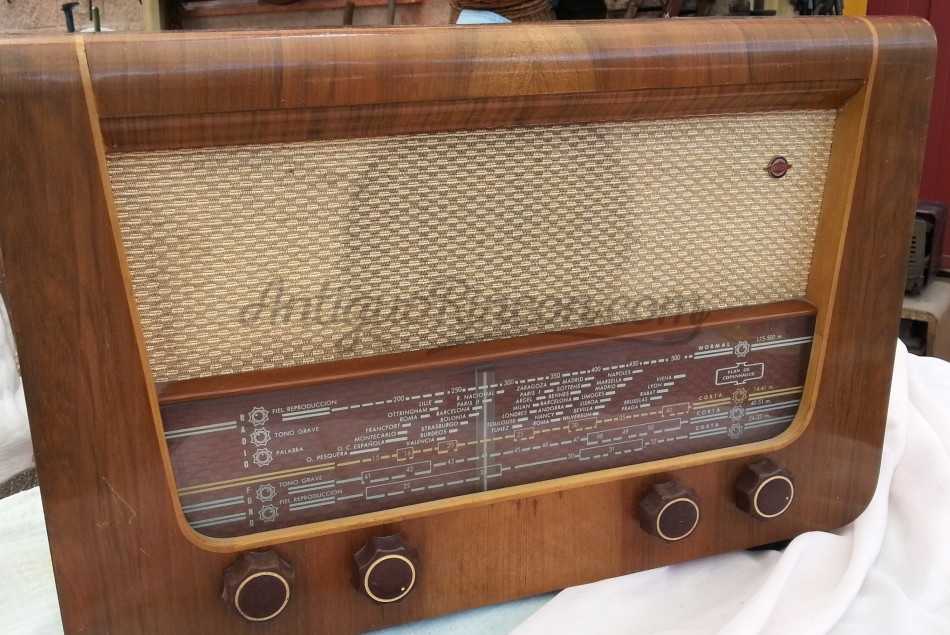 Radio de válvulas antigua. Marca ASCAR. Precioso objeto años 60-70