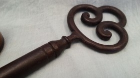 Llave de puerta. Enorme tamaño. En hierro. Para decoración. Nueva a estrenar.