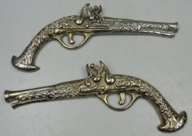 Viejas pistolas en bronce. Pareja. Réplicas de antiguas armas. Preciosos objetos