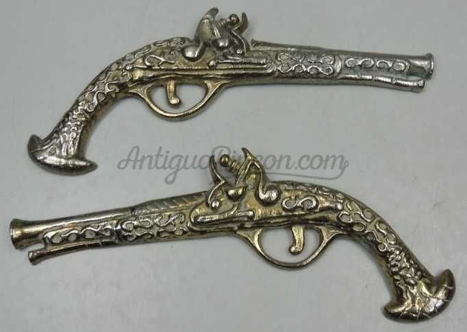 Viejas pistolas en bronce. Pareja. Réplicas de antiguas armas. Preciosos objetos