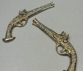 Viejas pistolas en bronce. Pareja. Réplicas de antiguas armas. Preciosos objetos