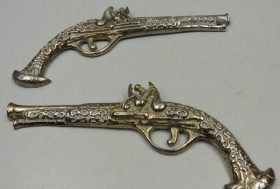 Viejas pistolas en bronce. Pareja. Réplicas de antiguas armas. Preciosos objetos