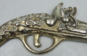 Viejas pistolas en bronce. Pareja. Réplicas de antiguas armas. Preciosos objetos