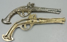 Viejas pistolas en bronce. Pareja. Réplicas de antiguas armas. Preciosos objetos