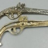 Viejas pistolas en bronce. Pareja. Réplicas de antiguas armas. Preciosos objetos