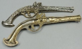 Viejas pistolas en bronce. Pareja. Réplicas de antiguas armas. Preciosos objetos