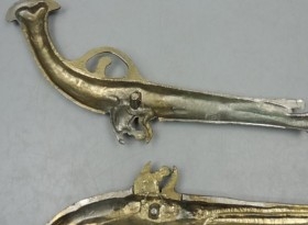 Viejas pistolas en bronce. Pareja. Réplicas de antiguas armas. Preciosos objetos