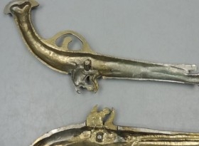 Viejas pistolas en bronce. Pareja. Réplicas de antiguas armas. Preciosos objetos