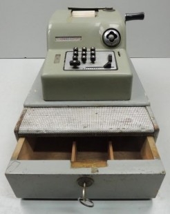 Registradora marca HISPANO OLIVETTI. Años 70. Funciona.