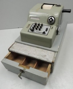 Registradora marca HISPANO OLIVETTI. Años 70. Funciona.