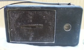 Transistor viejo marca LAVIS. Para piezas o decoración. No funciona.