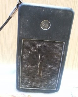 Transistor viejo marca LAVIS. Para piezas o decoración. No funciona.