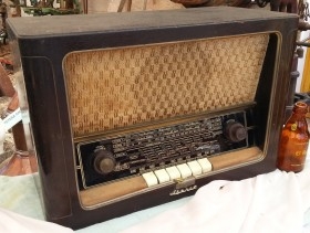 Radio de válvulas antigua. Marca IBERIA. Años 60-70