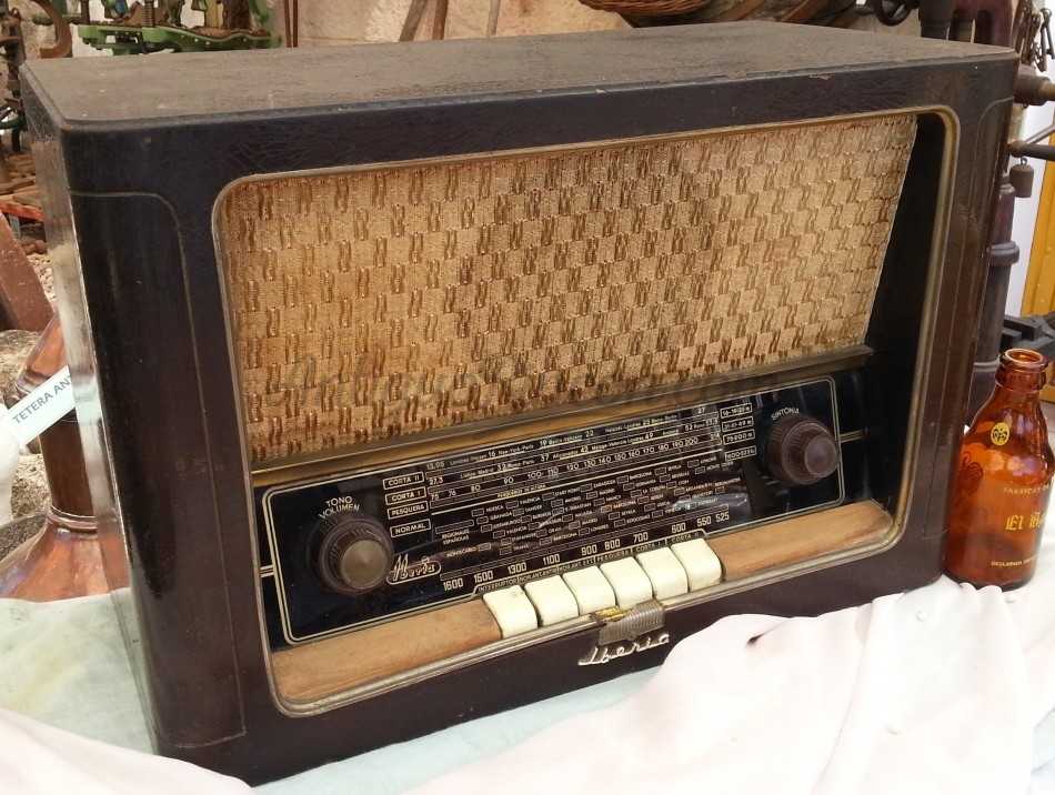 Radio de válvulas antigua. Marca IBERIA. Años 60-70