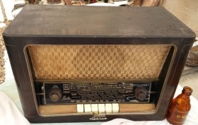 Radio de válvulas antigua. Marca IBERIA. Años 60-70