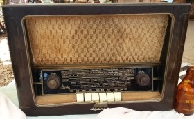 Radio de válvulas antigua. Marca IBERIA. Años 60-70