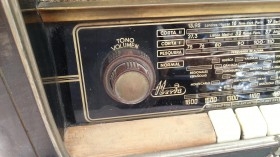 Radio de válvulas antigua. Marca IBERIA. Años 60-70