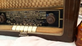 Radio de válvulas antigua. Marca IBERIA. Años 60-70