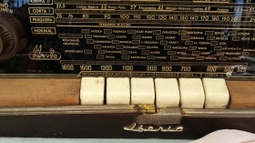 Radio de válvulas antigua. Marca IBERIA. Años 60-70