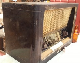 Radio de válvulas antigua. Marca IBERIA. Años 60-70