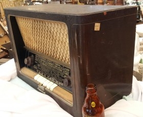 Radio de válvulas antigua. Marca IBERIA. Años 60-70