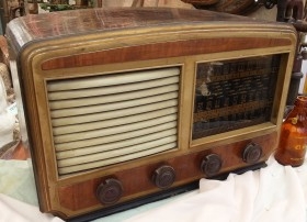 Radio de válvulas antigua. Marca INTER. Años 60-70