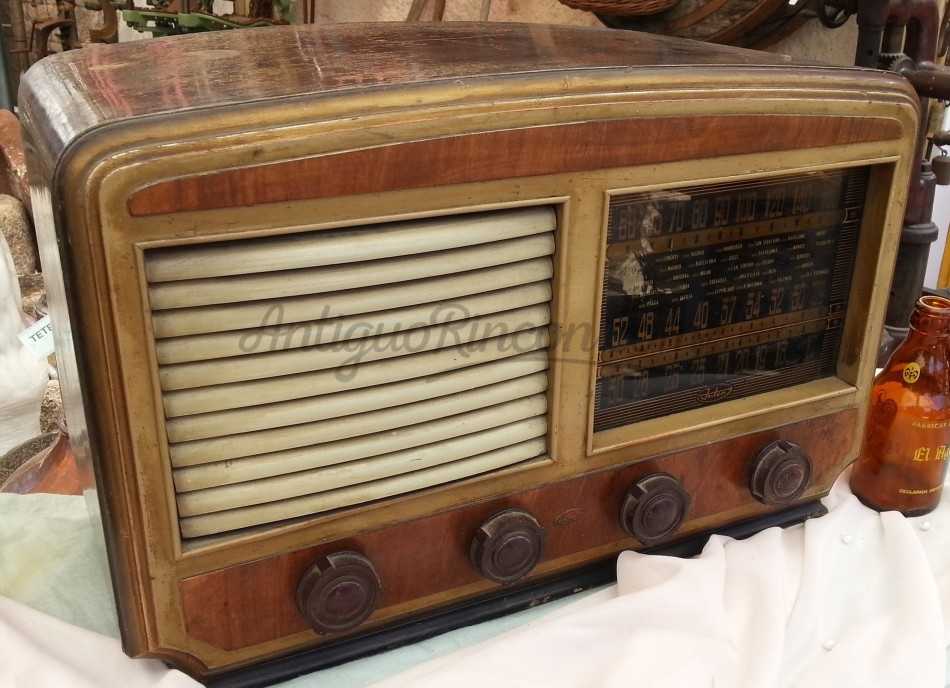 Radio de válvulas antigua. Marca INTER. Años 60-70