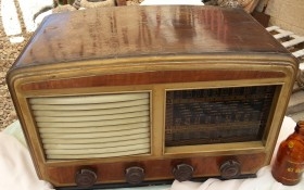 Radio de válvulas antigua. Marca INTER. Años 60-70