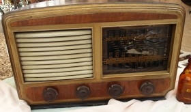 Radio de válvulas antigua. Marca INTER. Años 60-70