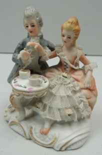 Vintage Figura de Porcelana Pareja Tomando Te Bonitos Detalles Piezas de Colección