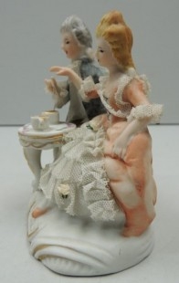 Vintage Figura de Porcelana Pareja Tomando Te Bonitos Detalles Piezas de Colección