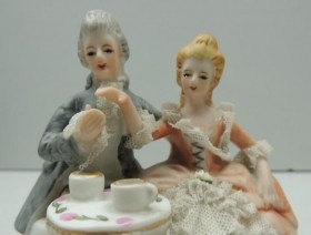 Vintage Figura de Porcelana Pareja Tomando Te Bonitos Detalles Piezas de Colección