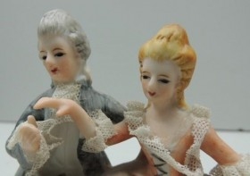 Vintage Figura de Porcelana Pareja Tomando Te Bonitos Detalles Piezas de Colección